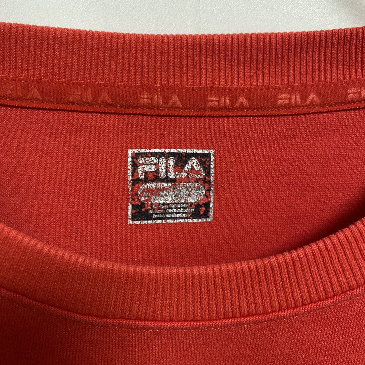 古着 used　FILA フィラ　長袖エンボスロゴスウェット　トレーナー　クルーネック　赤　レッド　シンプルデザイン