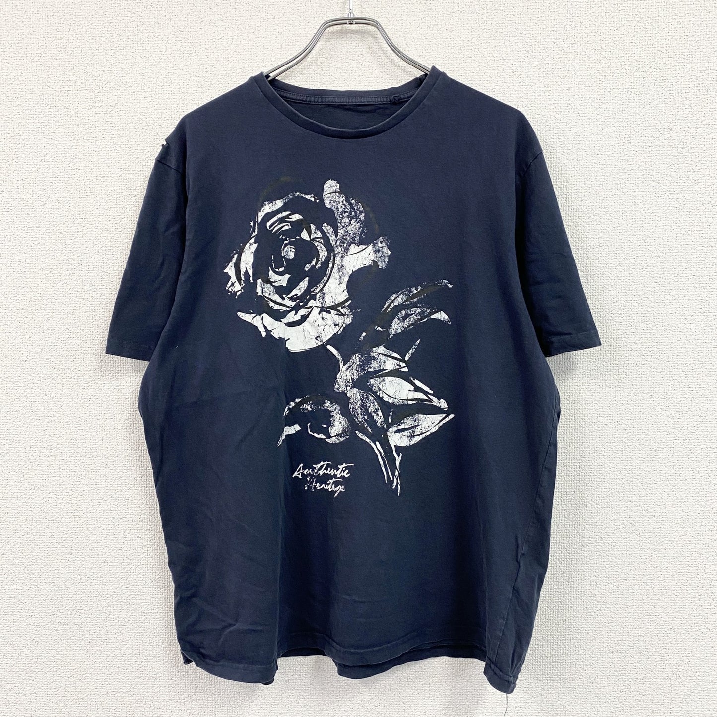 半袖プリントイラストTシャツ　バラ　花柄　英字プリント　紺　ネイビー　XLサイズ