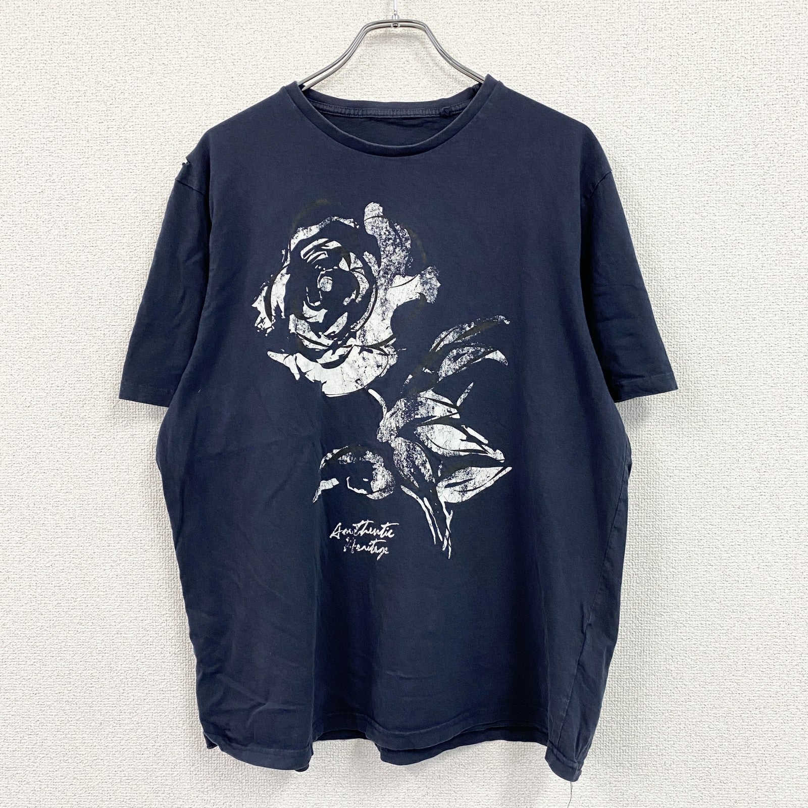 半袖プリントイラストTシャツ　バラ　花柄　英字プリント　紺　ネイビー　XLサイズ