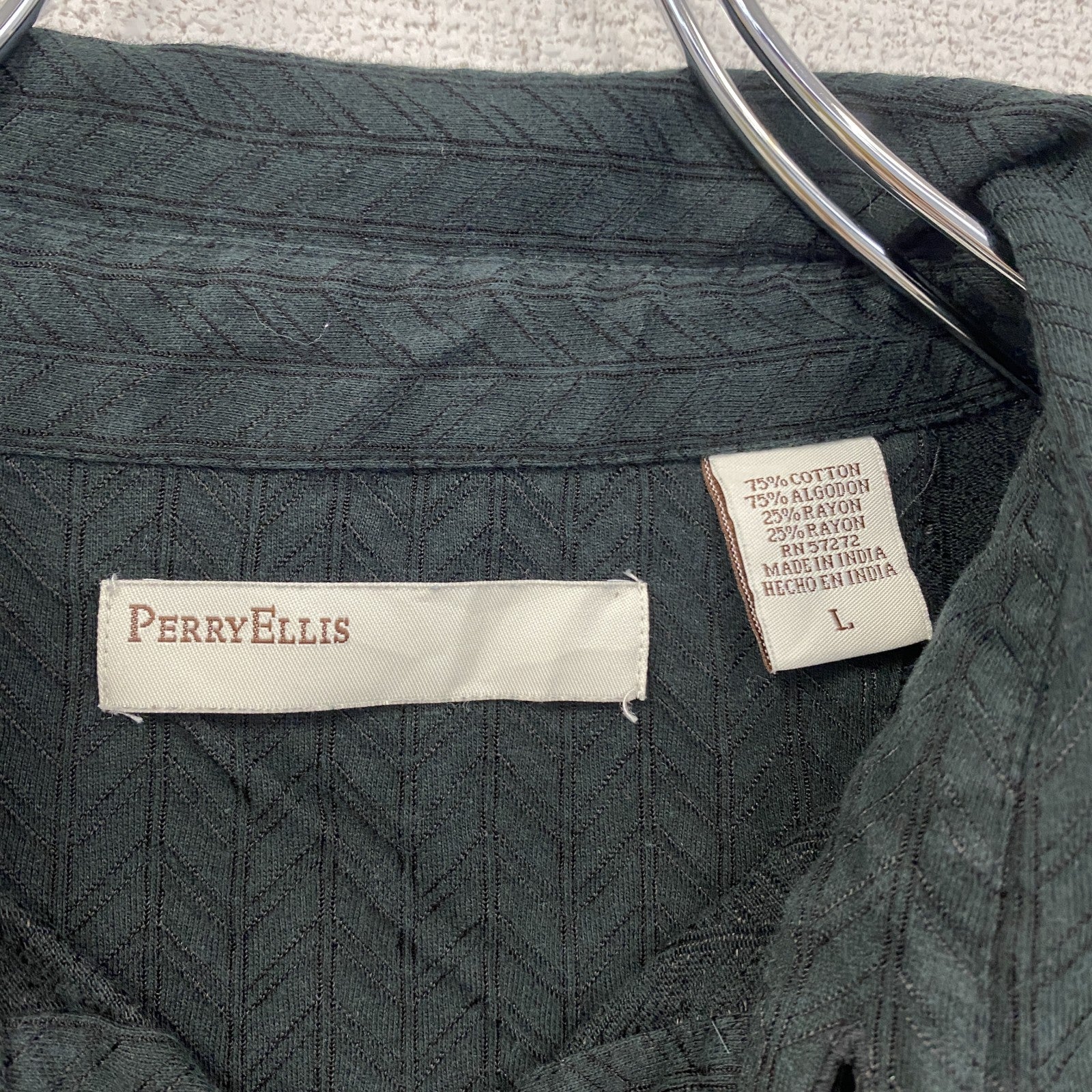古着 used　PERRY ELLIS　ペリーエリス　長袖襟付きシャツ　黒　ブラック　レトロデザイン　秋冬服　Lサイズ