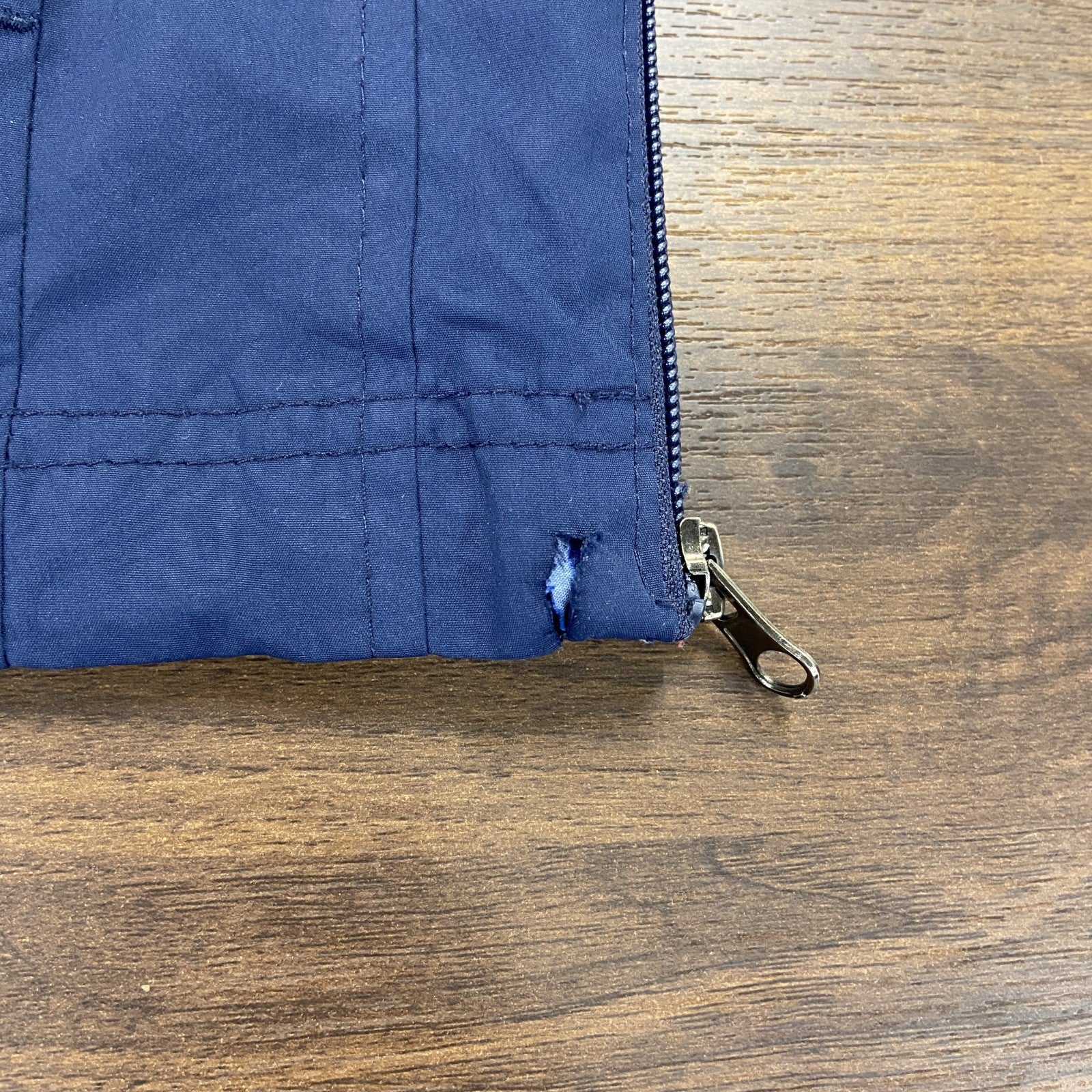 古着 used　SPORT-TEK　長袖プリントナイロンプルオーバー　BLUECATS　Vネック　ネイビー　紺　Lサイズ