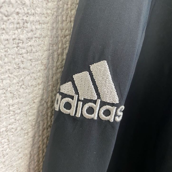 古着 used　Adidas アディダス 　アノラックパーカー　長袖ハーフジップナイロンプルオーバー　刺繡デザイン　黒　XLサイズ