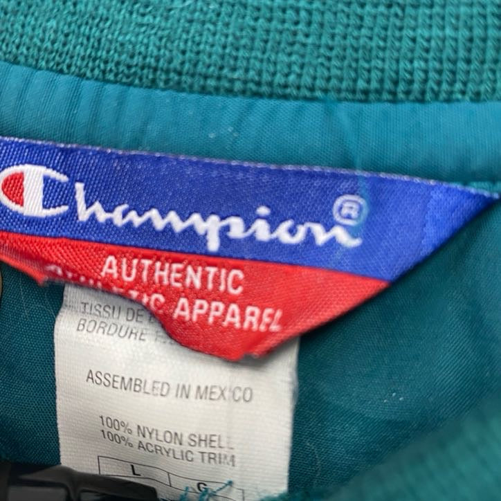 古着 used　Champion チャンピオン　長袖ナイロンプルオーバー　シンプルデザイン　ワンポイントロゴ刺繡　緑　XLサイズ