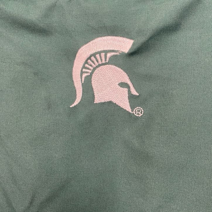古着 used　PRO PLAYER　長袖カレッジ刺繍ナイロンプルオーバー　ミシガン州立大学　緑　ビッグシルエット　Mサイズ