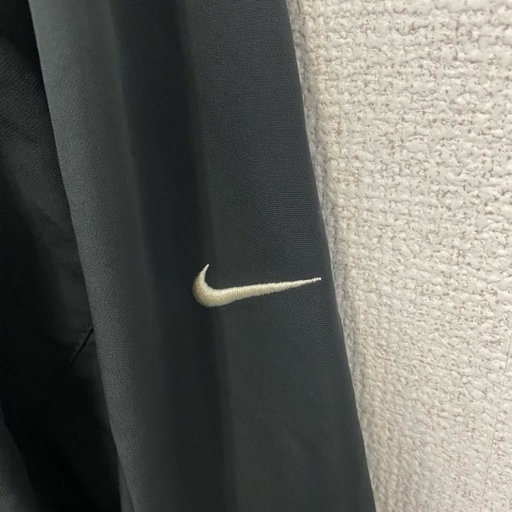 古着 used　NIKEGOLF ナイキゴルフ　長袖ナイロンプルオーバー　刺繡デザイン　スウッシュロゴ　黒　Vネック　Mサイズ