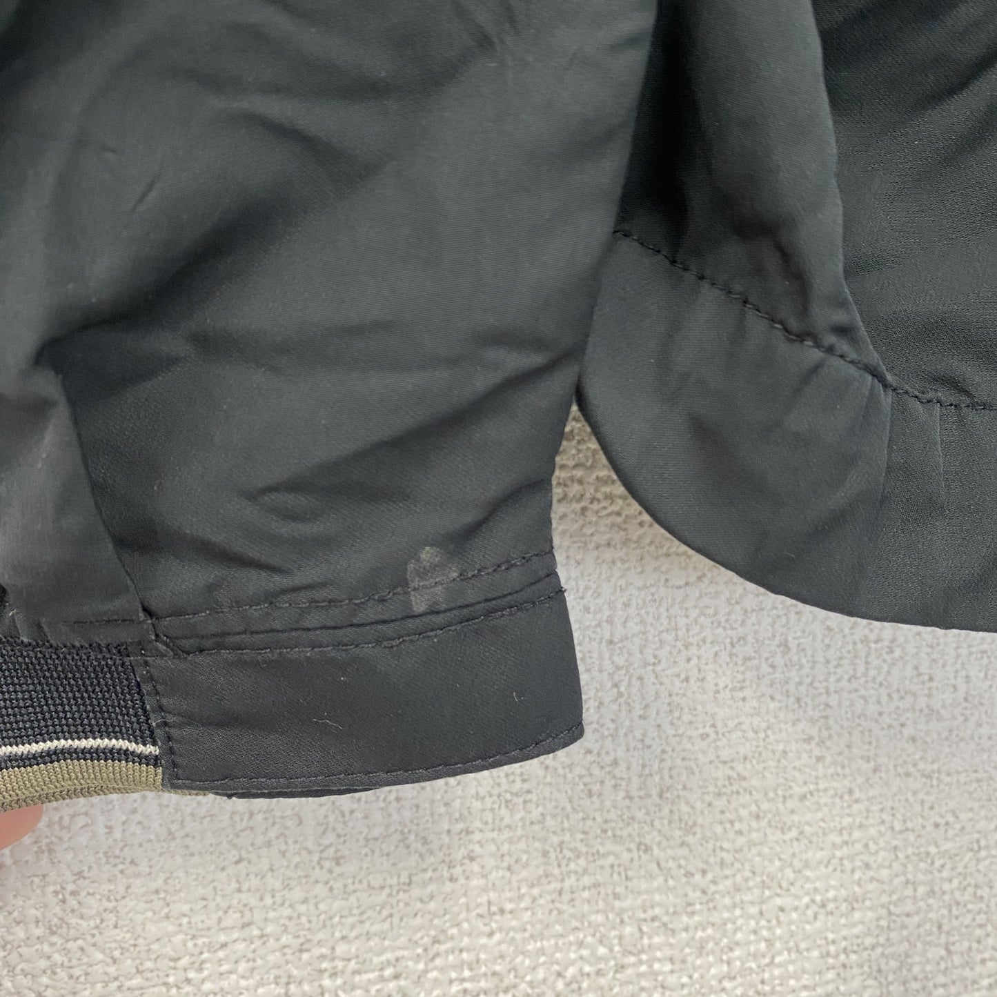 古着 used　NIKEGOLF ナイキゴルフ　長袖ナイロンプルオーバー　刺繡デザイン　スウッシュロゴ　黒　Vネック　Mサイズ
