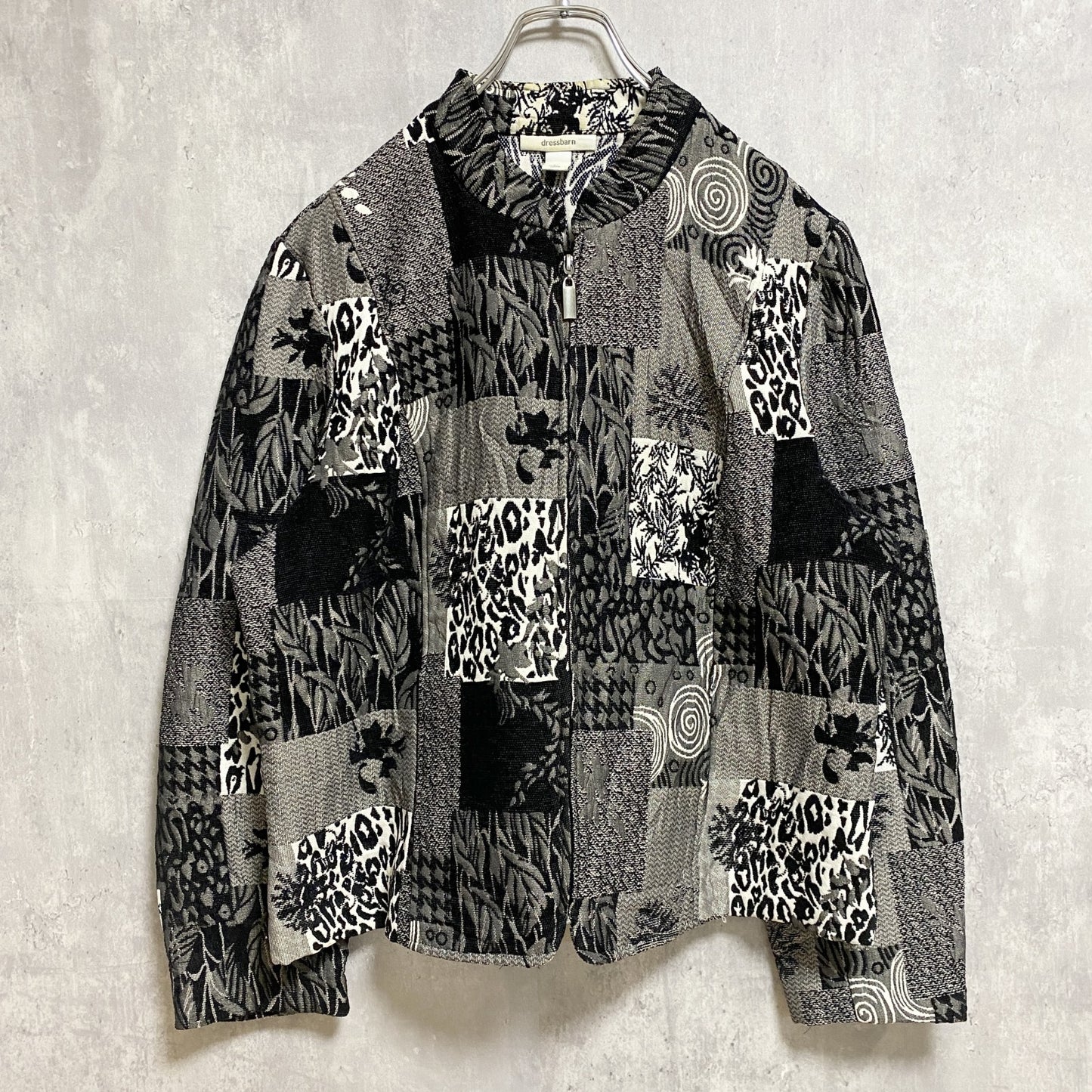 古着 used　dressbarn　ドレスバーン　長袖総柄フルジップブルゾン　ジャンパー　黒　ブラック　レトロデザイン