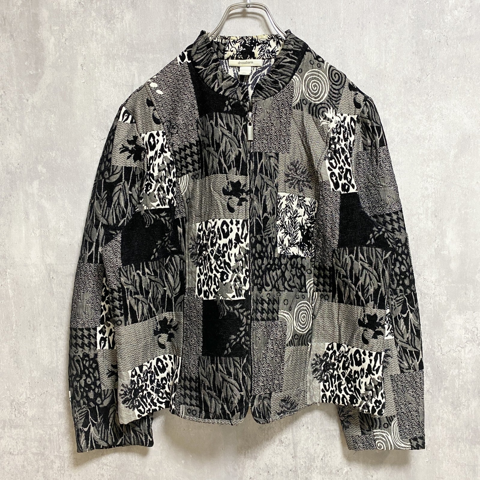 古着 used　dressbarn　ドレスバーン　長袖総柄フルジップブルゾン　ジャンパー　黒　ブラック　レトロデザイン