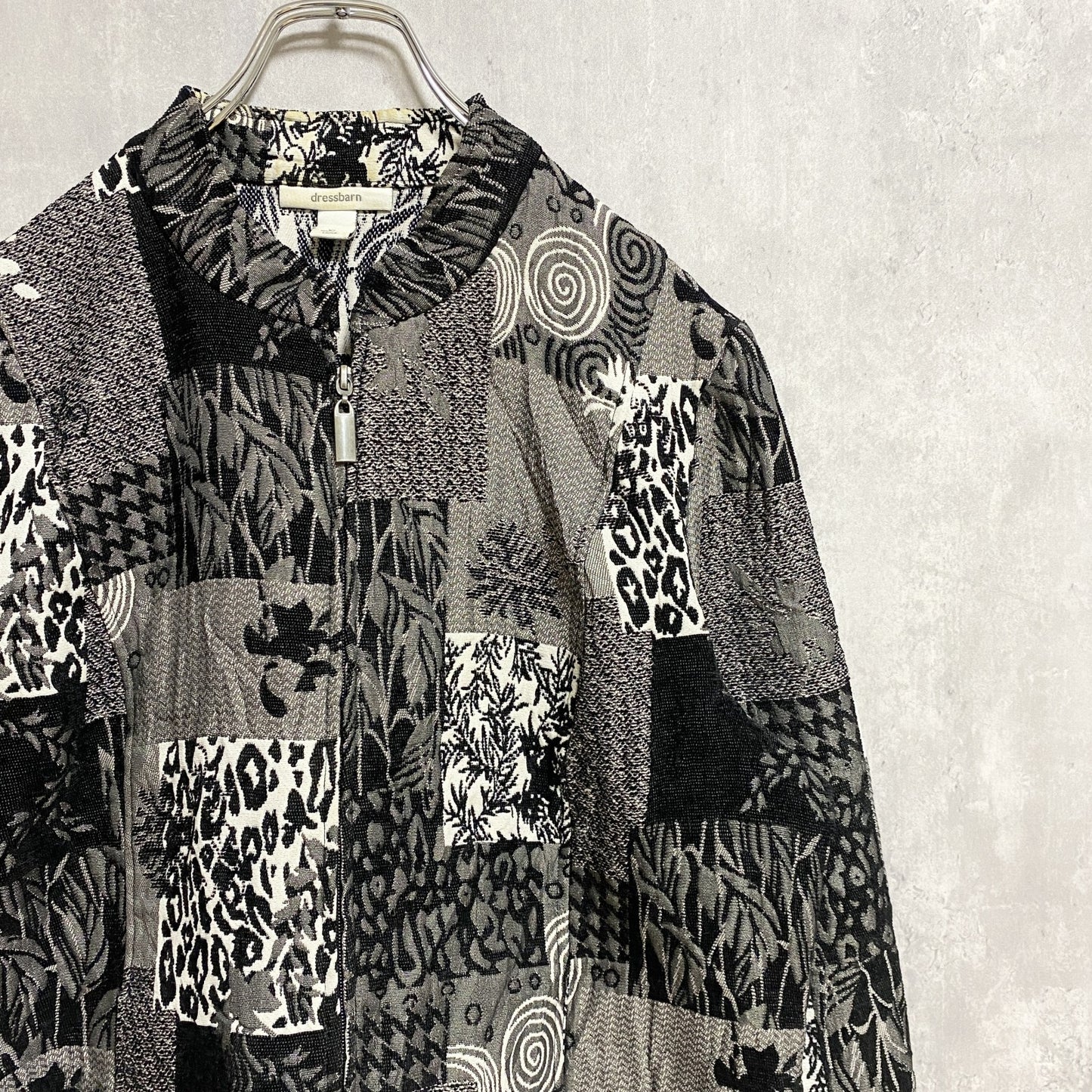 古着 used　dressbarn　ドレスバーン　長袖総柄フルジップブルゾン　ジャンパー　黒　ブラック　レトロデザイン