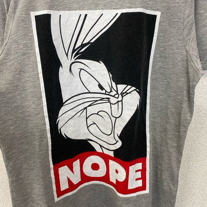 古着 used　LOONEY TUNES　ルーニーテューンズ　半袖キャラクタープリントTシャツ　バッグスバニー　ウサギ　グレー