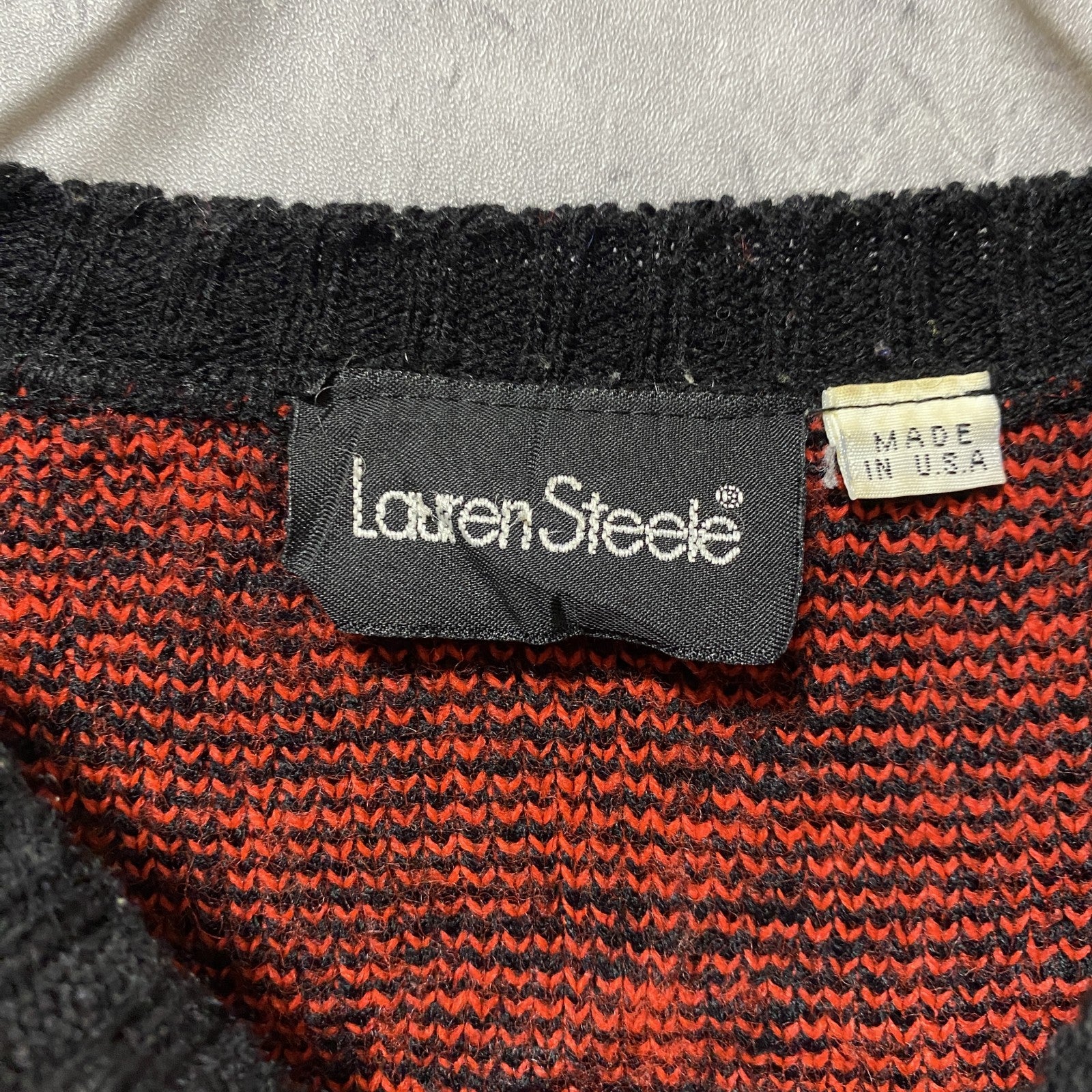 古着　used　USA製　ヴィンテージ　長袖肩パッド付きニット　セーター　赤　黒　マトンスリーブ　秋冬服　Lサイズ