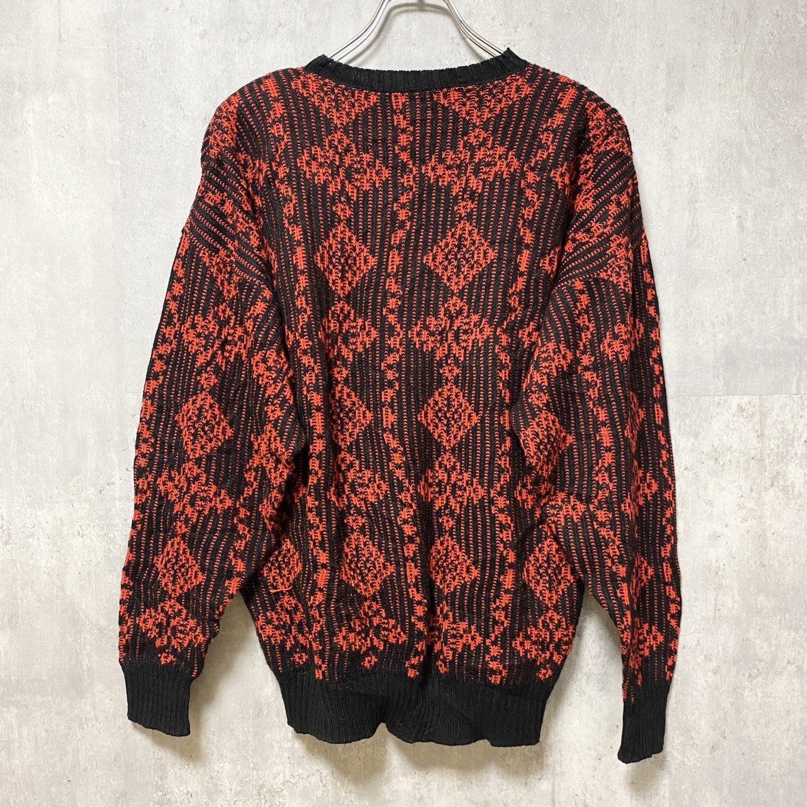 古着　used　USA製　ヴィンテージ　長袖肩パッド付きニット　セーター　赤　黒　マトンスリーブ　秋冬服　Lサイズ