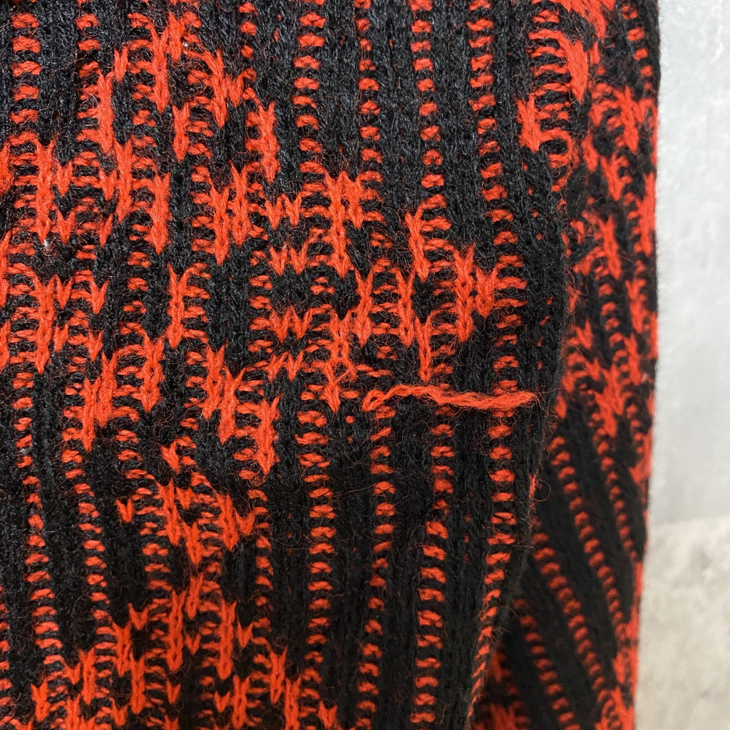 古着　used　USA製　ヴィンテージ　長袖肩パッド付きニット　セーター　赤　黒　マトンスリーブ　秋冬服　Lサイズ