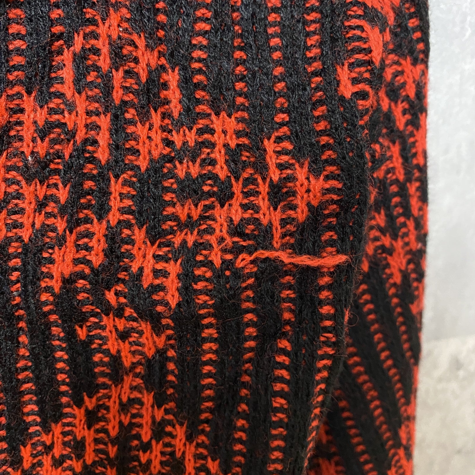 古着　used　USA製　ヴィンテージ　長袖肩パッド付きニット　セーター　赤　黒　マトンスリーブ　秋冬服　Lサイズ
