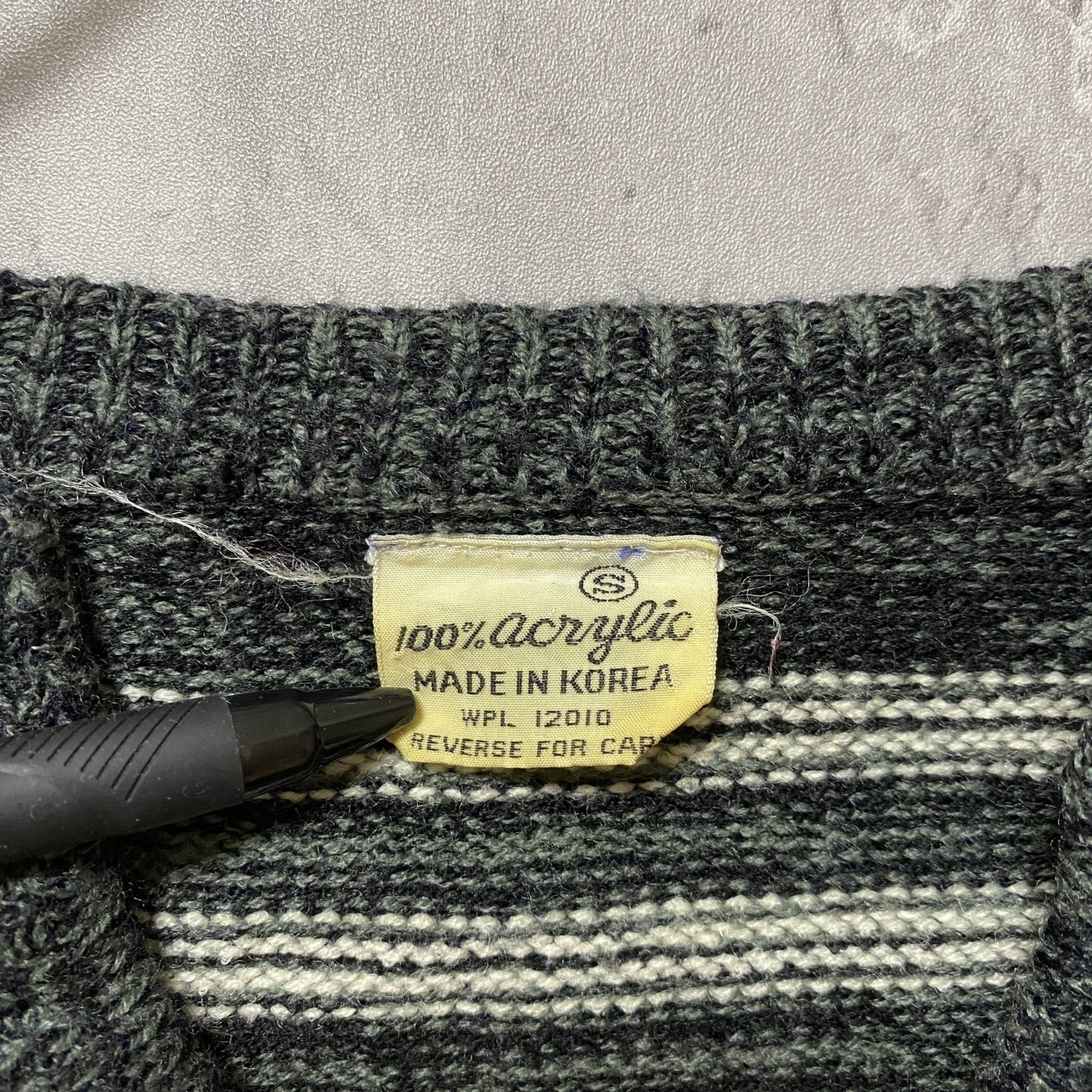 古着　used　～90s　ヴィンテージ　長袖Vネックニット　セーター　総柄　マルチカラー　秋冬服　レトロデザイン　Sサイズ