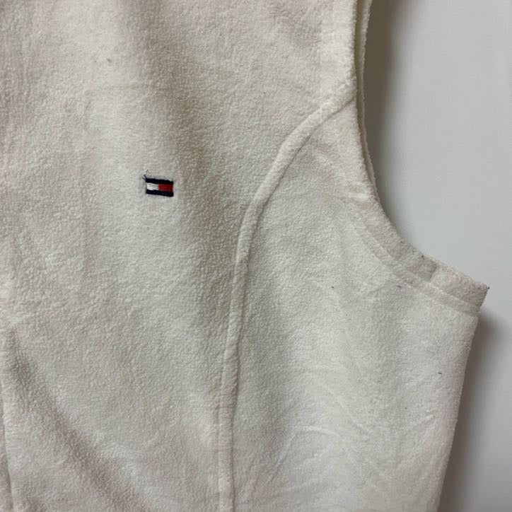 古着 used　TOMMY HILFIGER トミーヒルフィガー　フリースベスト　ワンポイント刺繍　ホワイト　ハイネック