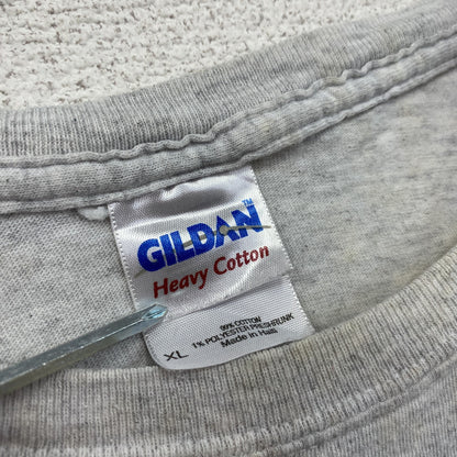 GILDAN　ギルダン　半袖プリントイラストTシャツ　Vintage Tatra T87　灰色　グレー　XLサイズ