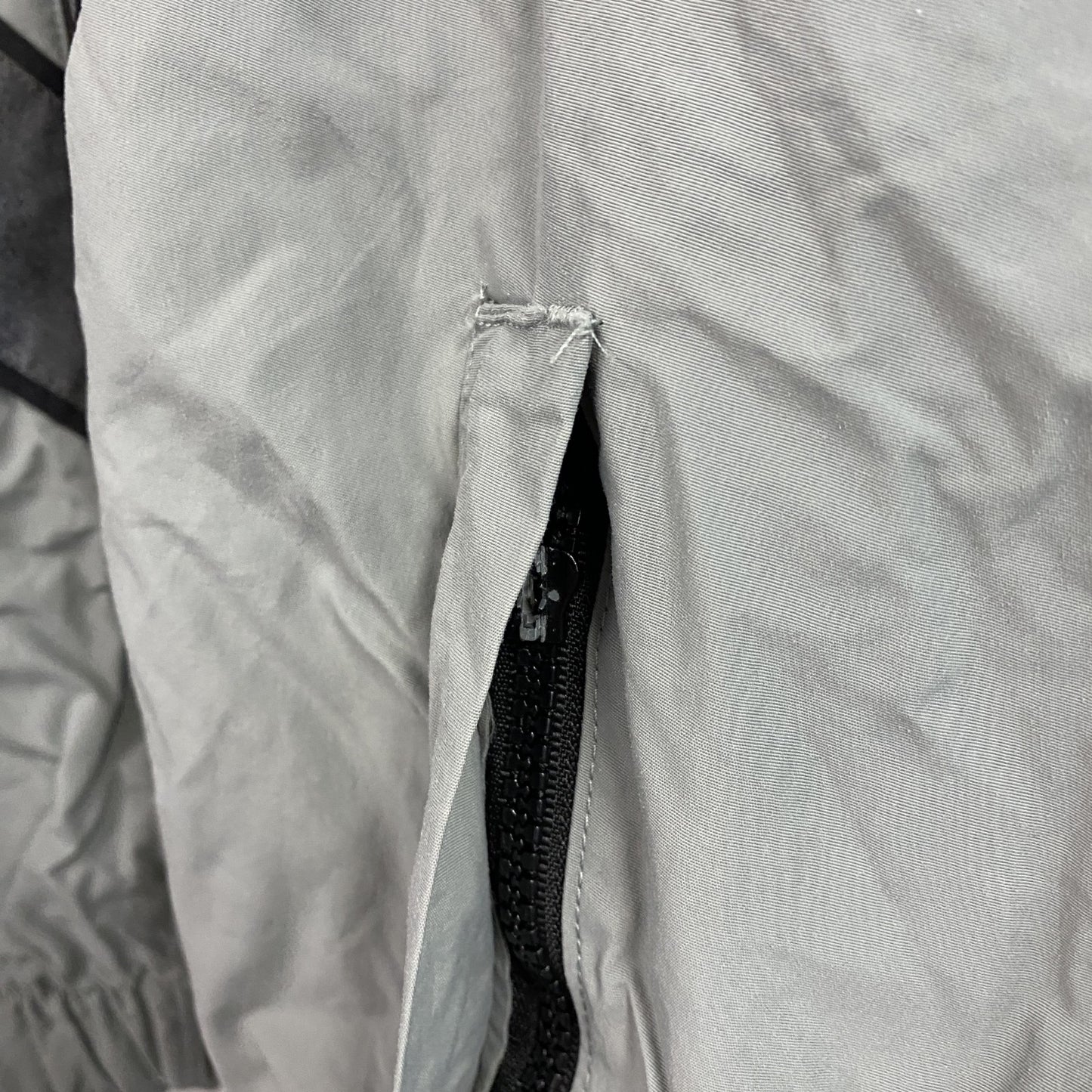 米軍　U.S.ARMY　トレーニングジャケット　フルジップナイロンジャケット　灰色　グレー　Mサイズ