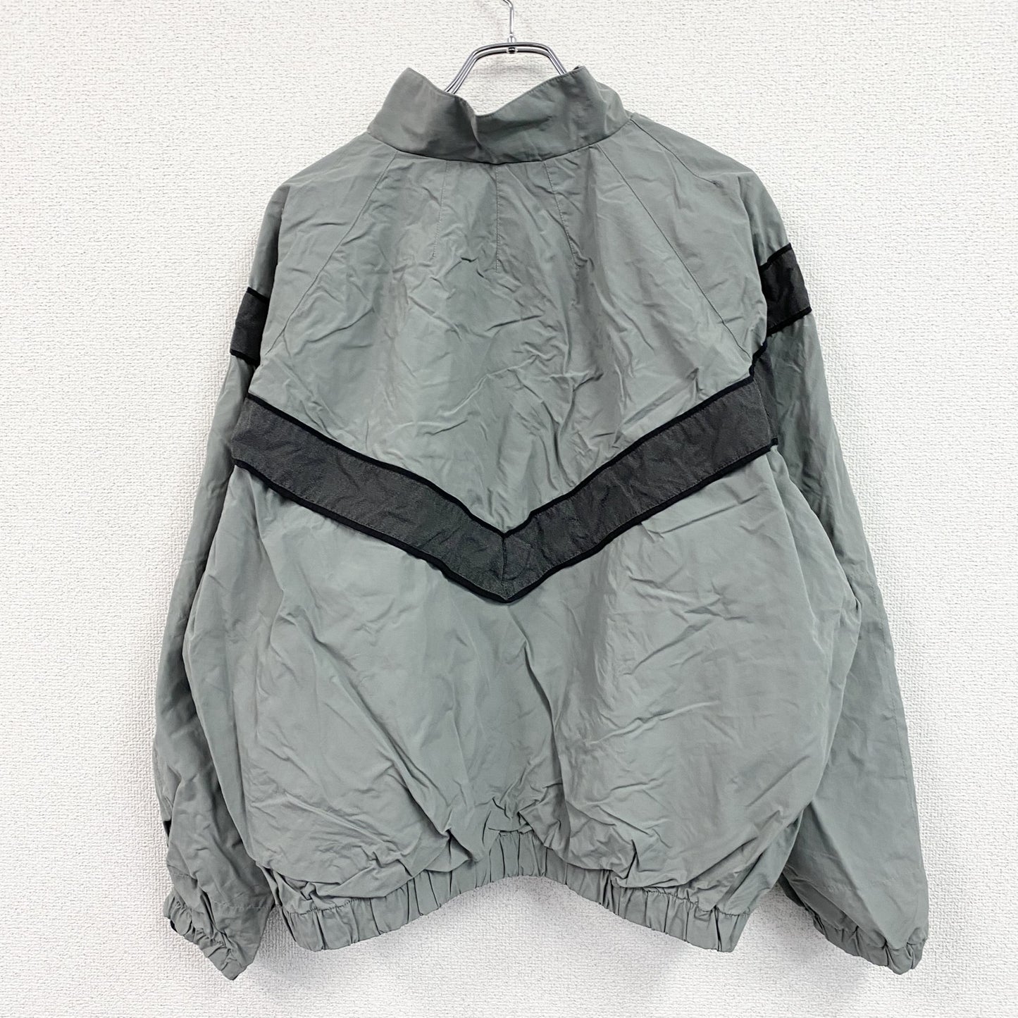 米軍　U.S.ARMY　トレーニングジャケット　フルジップナイロンジャケット　灰色　グレー　Mサイズ