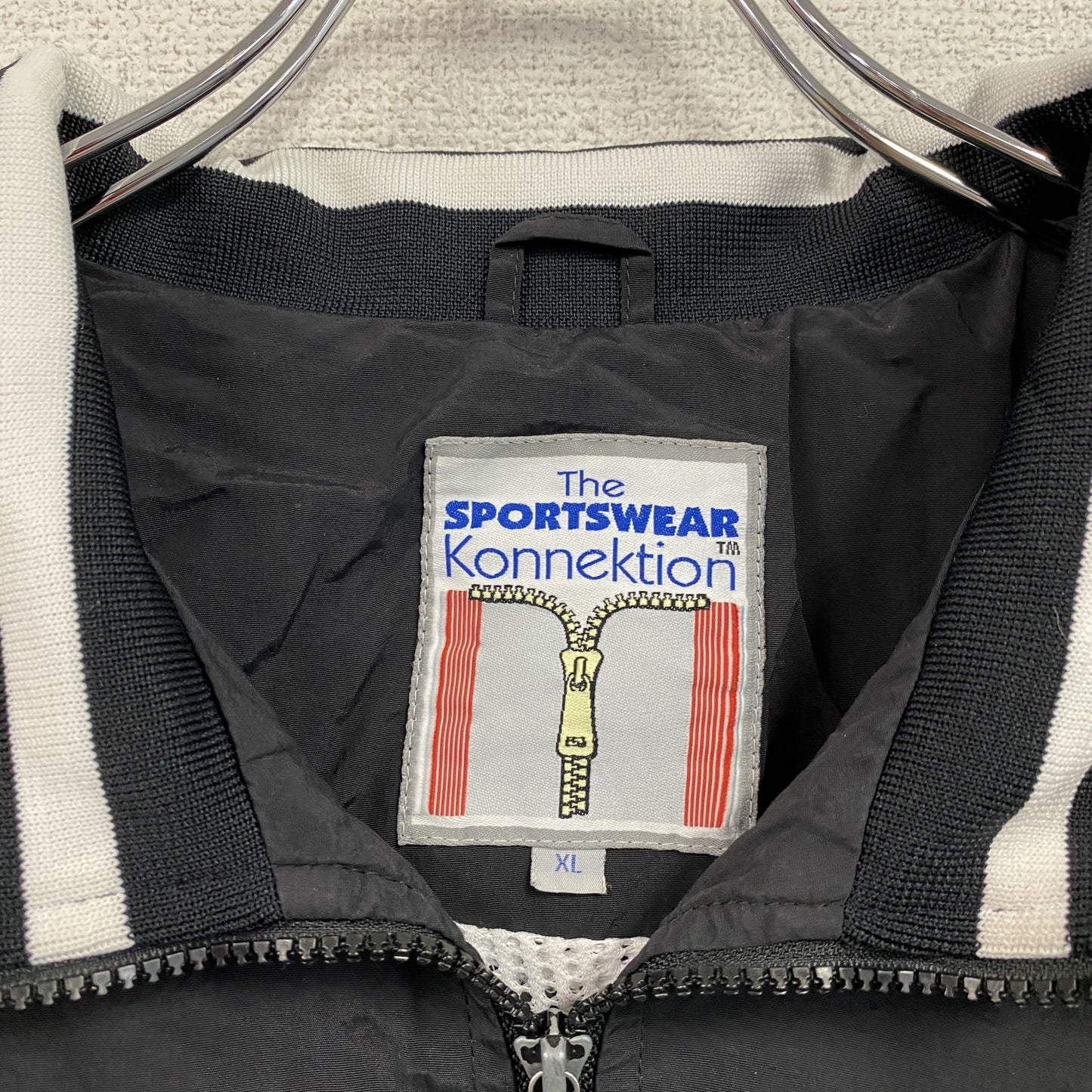 The Sportswear Konnektion　フルジップナイロンジャケット　刺繍ロゴ　アーチプリント　黒　ブラック　XLサイズ