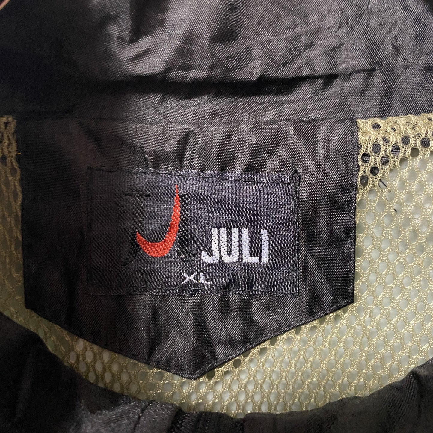 古着 used　JULI　長袖フルジップナイロンジャケット　ハイネック　ポイント刺繍　黒　ブラック　ビッグシルエット　XLサイズ