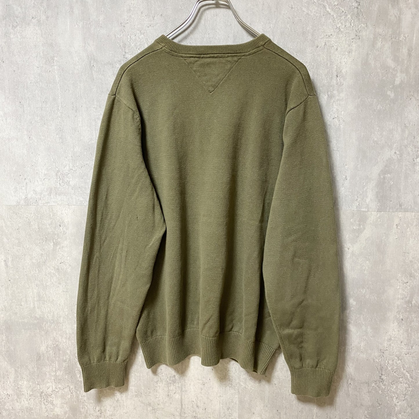 古着　used　TOMMY HILFIGER トミーヒルフィガー　長袖Vネックニット　セーター　カーキ　ワンポイントロゴ　Lサイズ