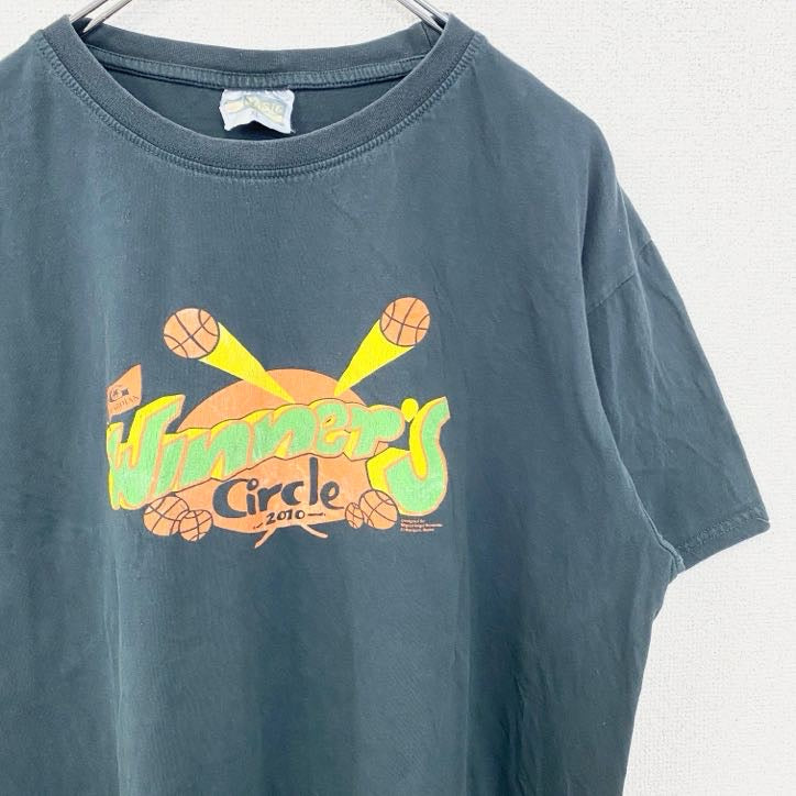 古着 used　US BASIC　半袖デザインプリントTシャツ　クルーネック　バスケットボール　スポーツ　ダークグレー　XLサイズ