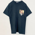 古着 used　半袖プリントワンポイントTシャツ　胸ポケット　レトロデザイン　クルーネック　人物　女性　黒　ブラック