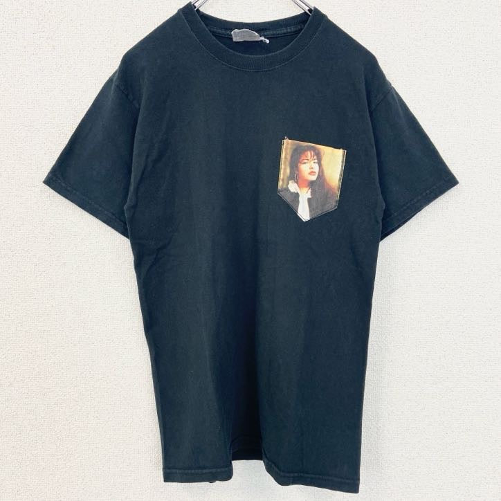 古着 used　半袖プリントワンポイントTシャツ　胸ポケット　レトロデザイン　クルーネック　人物　女性　黒　ブラック