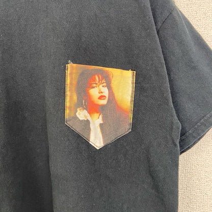 古着 used　半袖プリントワンポイントTシャツ　胸ポケット　レトロデザイン　クルーネック　人物　女性　黒　ブラック
