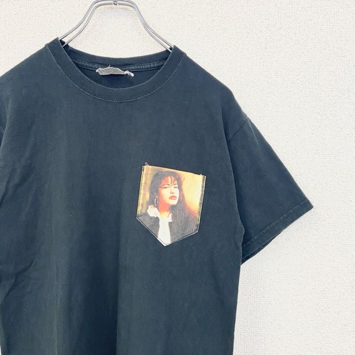 古着 used　半袖プリントワンポイントTシャツ　胸ポケット　レトロデザイン　クルーネック　人物　女性　黒　ブラック