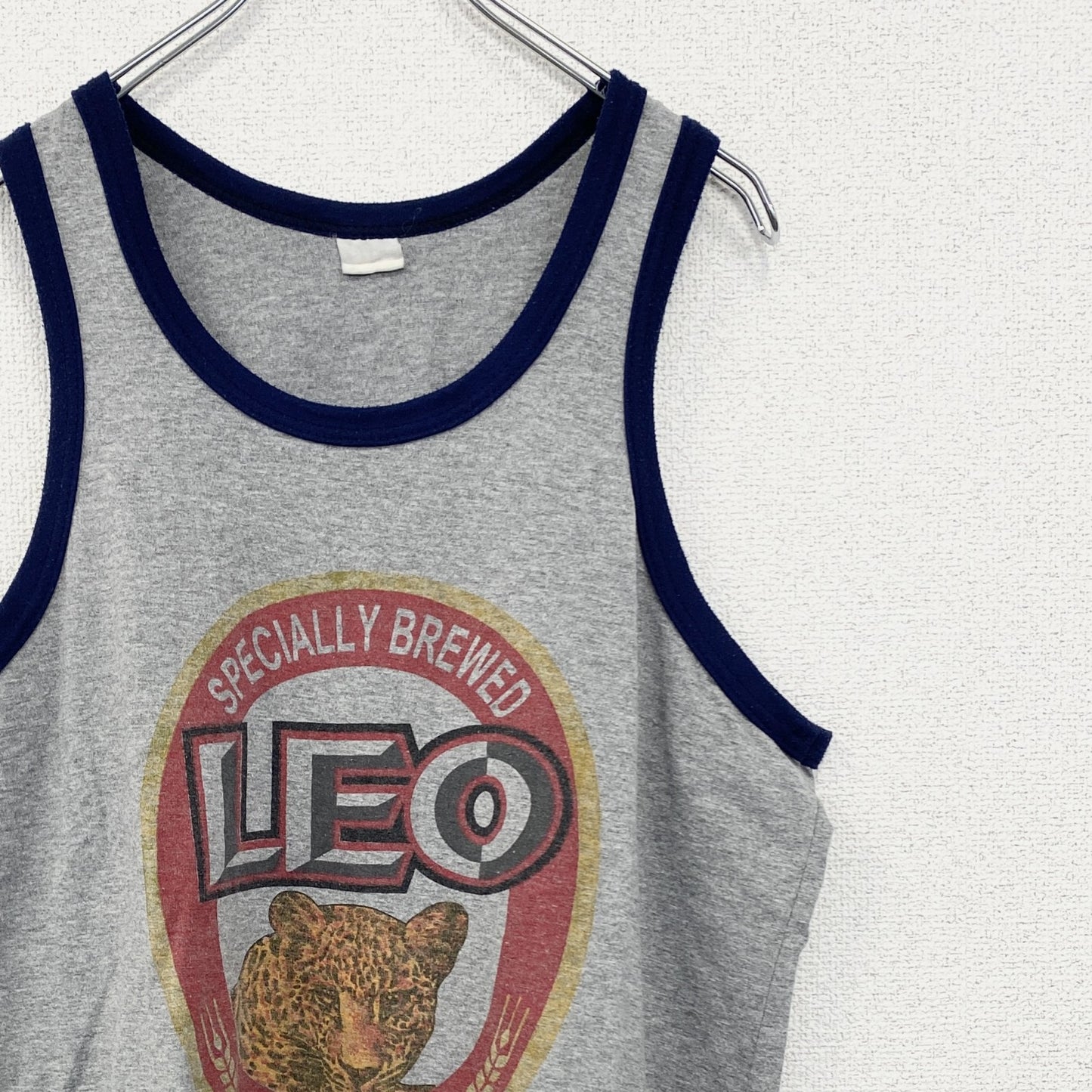 古着 used　LEO BEER　プリントタンクトップシャツ　クルーネック　レトロデザイン　ライオン柄　ビール　グレー　夏服　