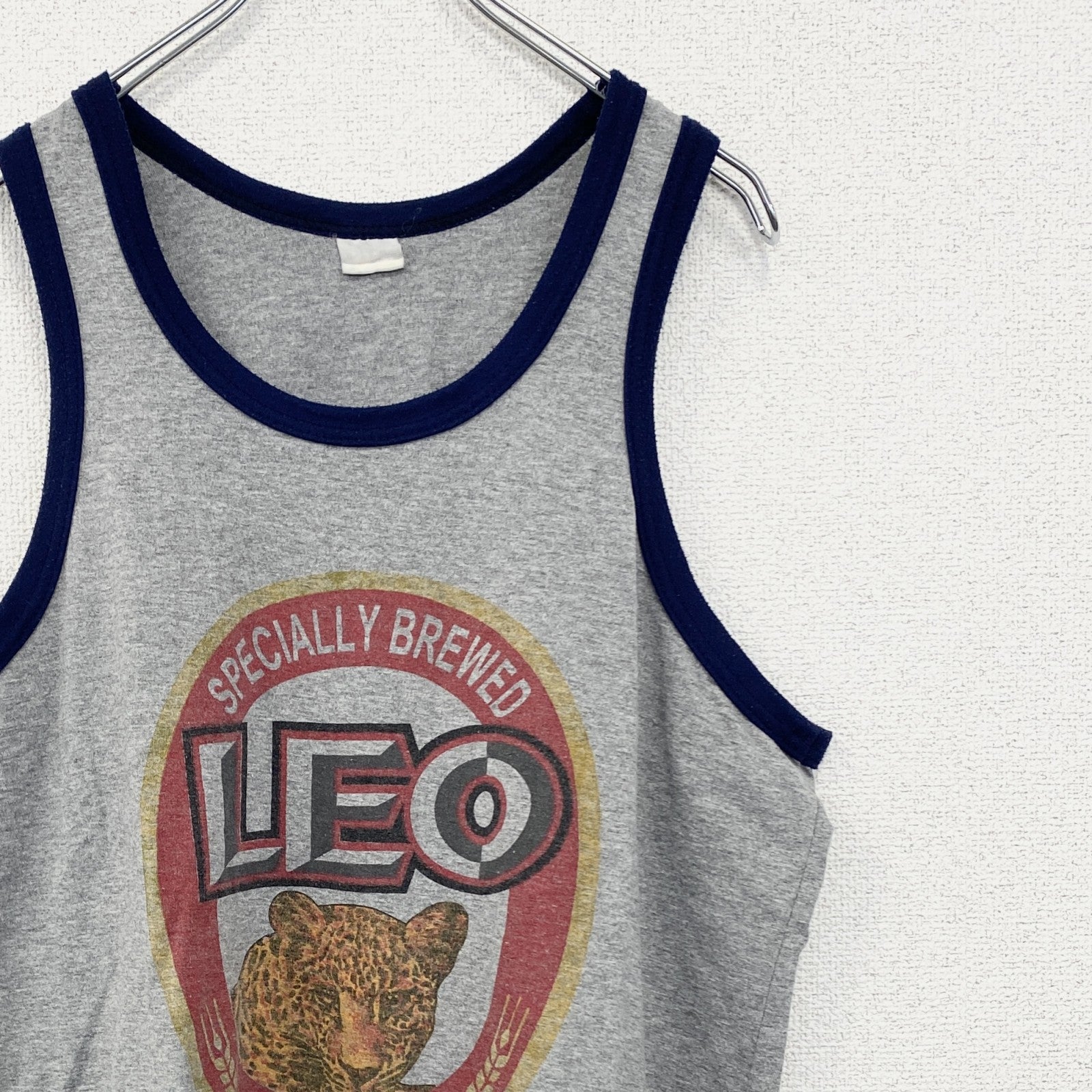 古着 used　LEO BEER　プリントタンクトップシャツ　クルーネック　レトロデザイン　ライオン柄　ビール　グレー　夏服　