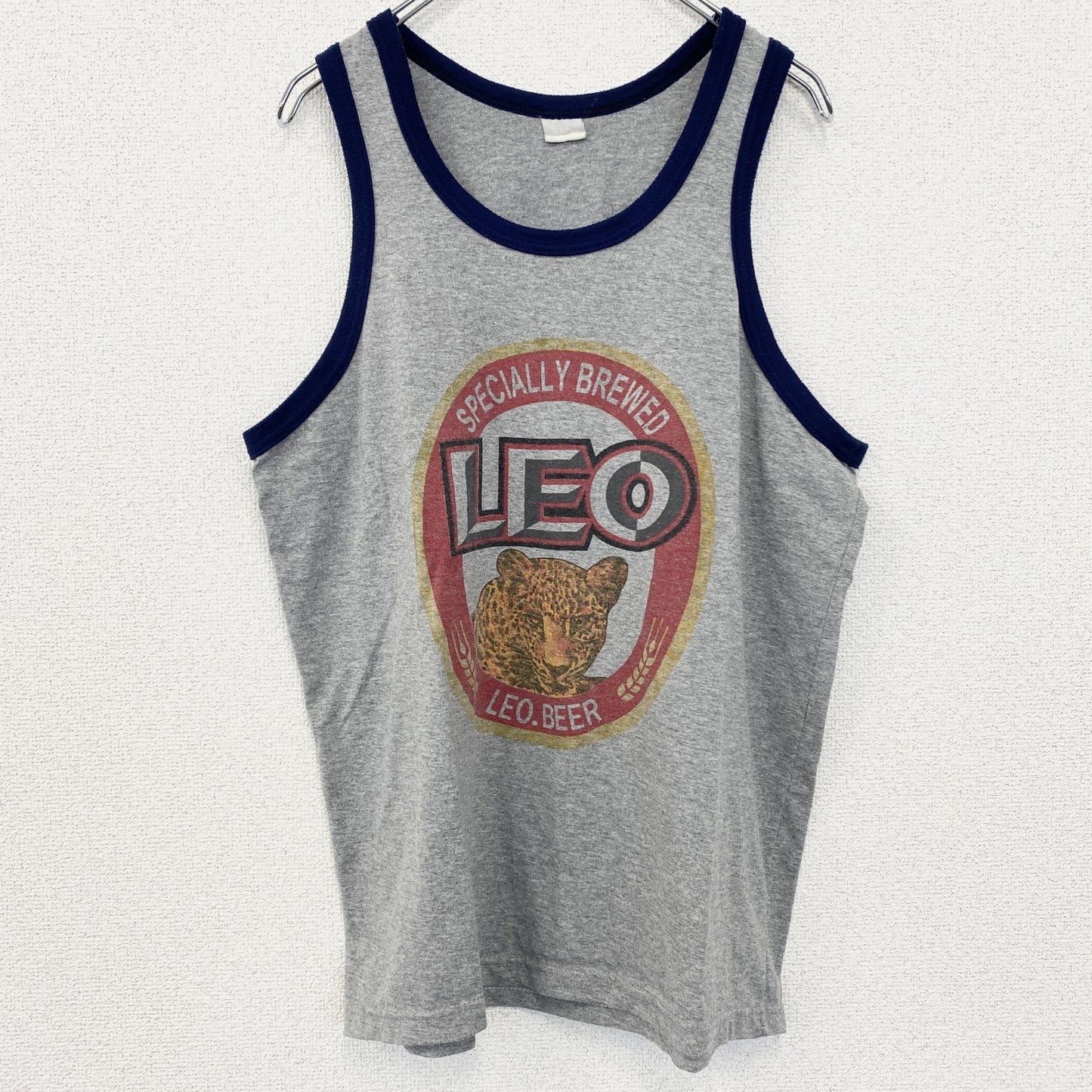 古着 used　LEO BEER　プリントタンクトップシャツ　クルーネック　レトロデザイン　ライオン柄　ビール　グレー　夏服　