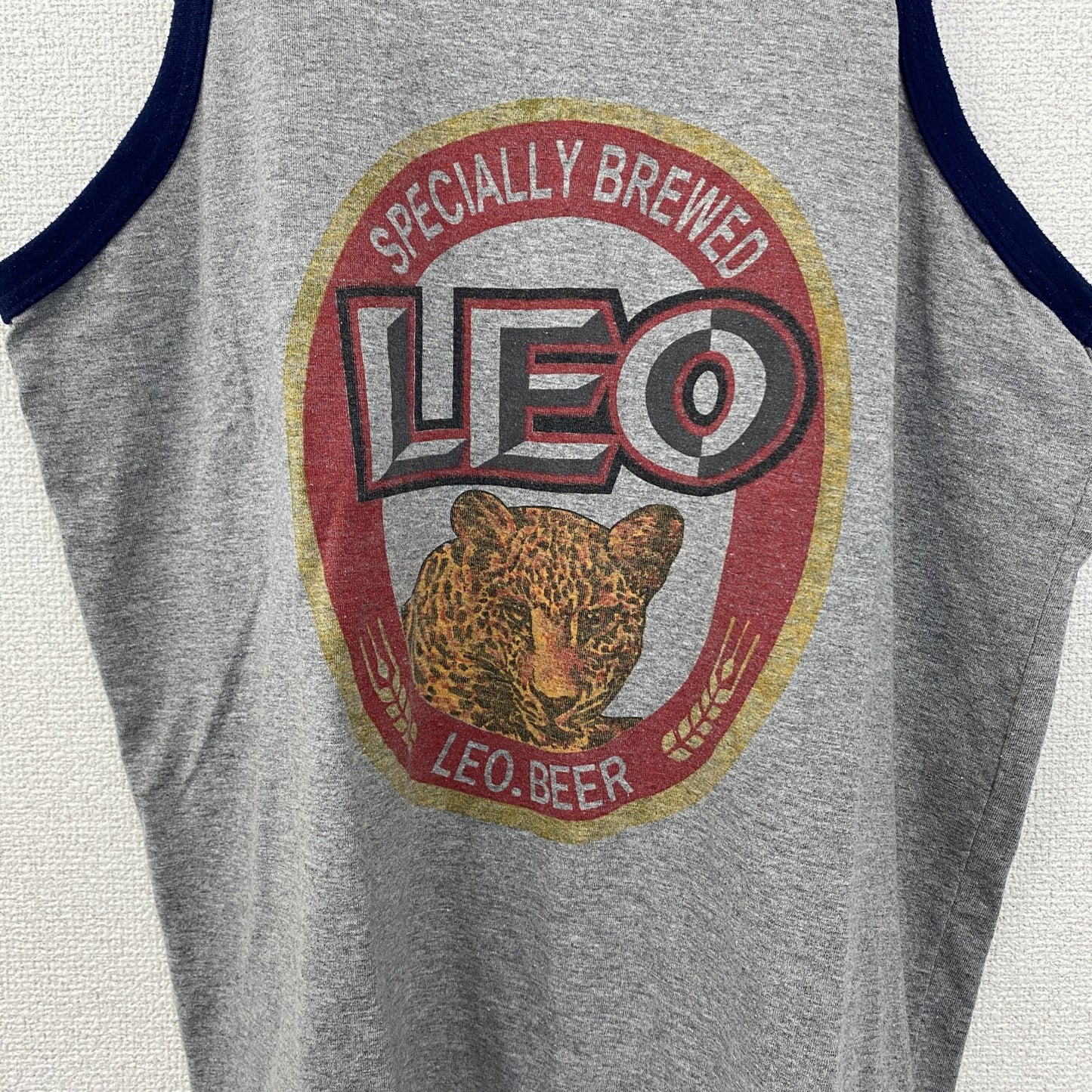 古着 used　LEO BEER　プリントタンクトップシャツ　クルーネック　レトロデザイン　ライオン柄　ビール　グレー　夏服　