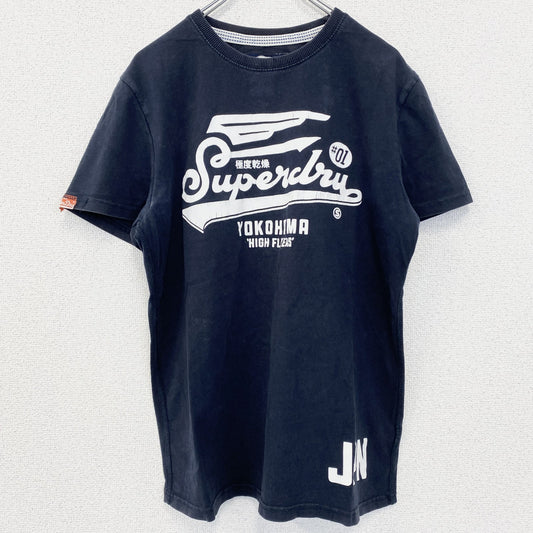 古着 used　SUPERDRY　スパードライ　半袖プリントTシャツ　クルーネック　レトロデザイン　紺　ネイビー　ブルー