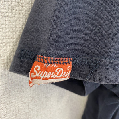 古着 used　SUPERDRY　スパードライ　半袖プリントTシャツ　クルーネック　レトロデザイン　紺　ネイビー　ブルー