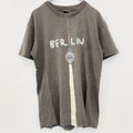 古着 used　BERLIN　ベルリン　半袖プリントTシャツ　クルーネック　レトロデザイン　カーキグレー　Mサイズ