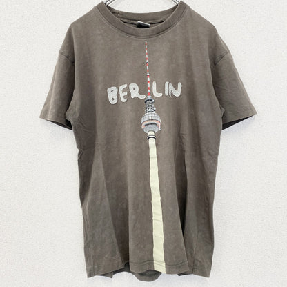 古着 used　BERLIN　ベルリン　半袖プリントTシャツ　クルーネック　レトロデザイン　カーキグレー　Mサイズ