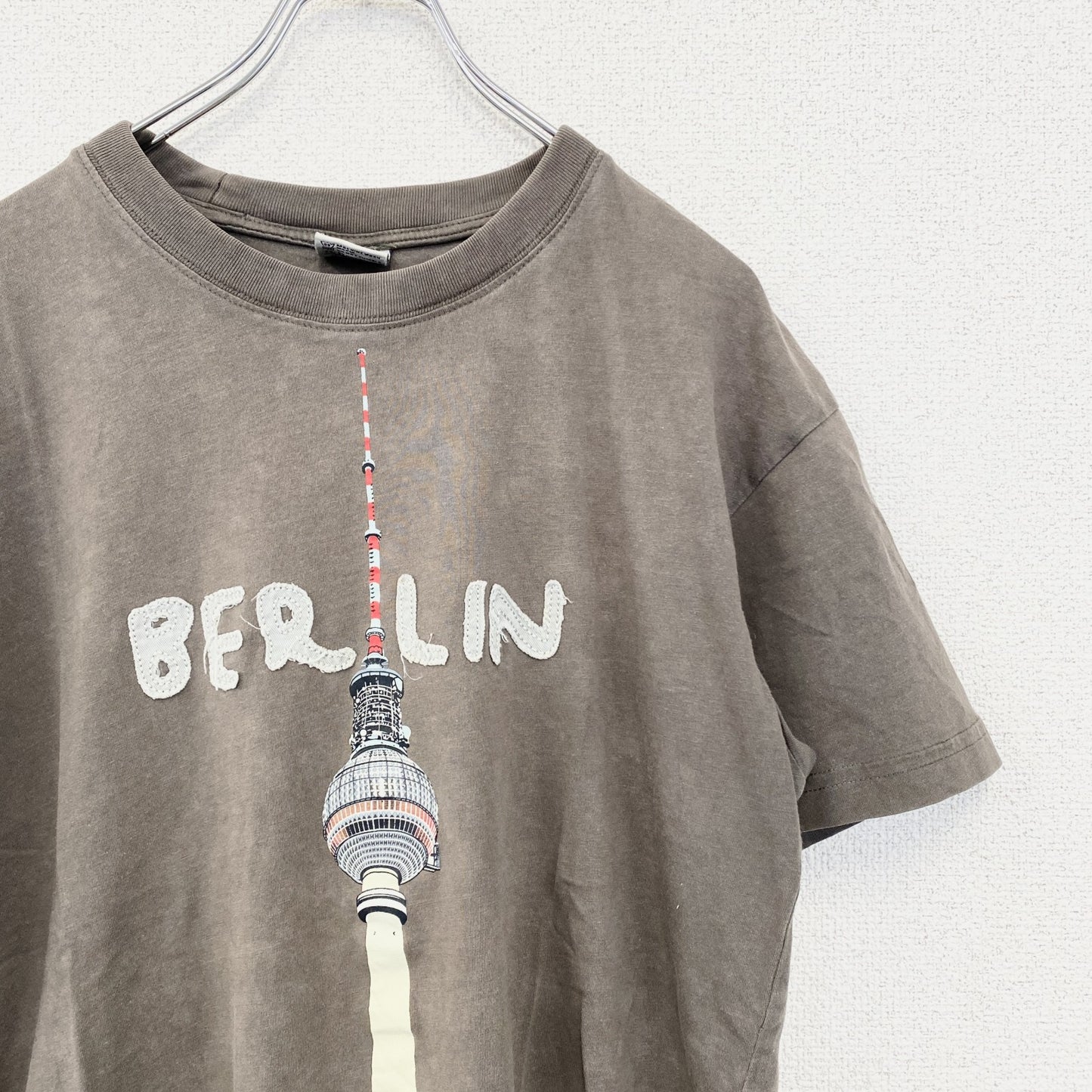 古着 used　BERLIN　ベルリン　半袖プリントTシャツ　クルーネック　レトロデザイン　カーキグレー　Mサイズ