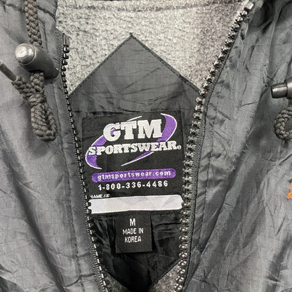 ～90s　GTM SPORTSWEAR　フルジップナイロンジャケット　刺繍ロゴ　アーチプリント　ワンポイント　黒　ブラック　Mサイズ