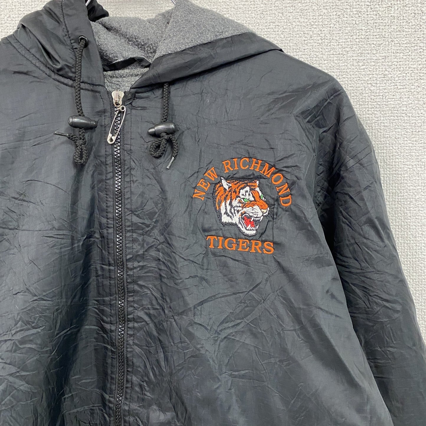 ～90s　GTM SPORTSWEAR　フルジップナイロンジャケット　刺繍ロゴ　アーチプリント　ワンポイント　黒　ブラック　Mサイズ