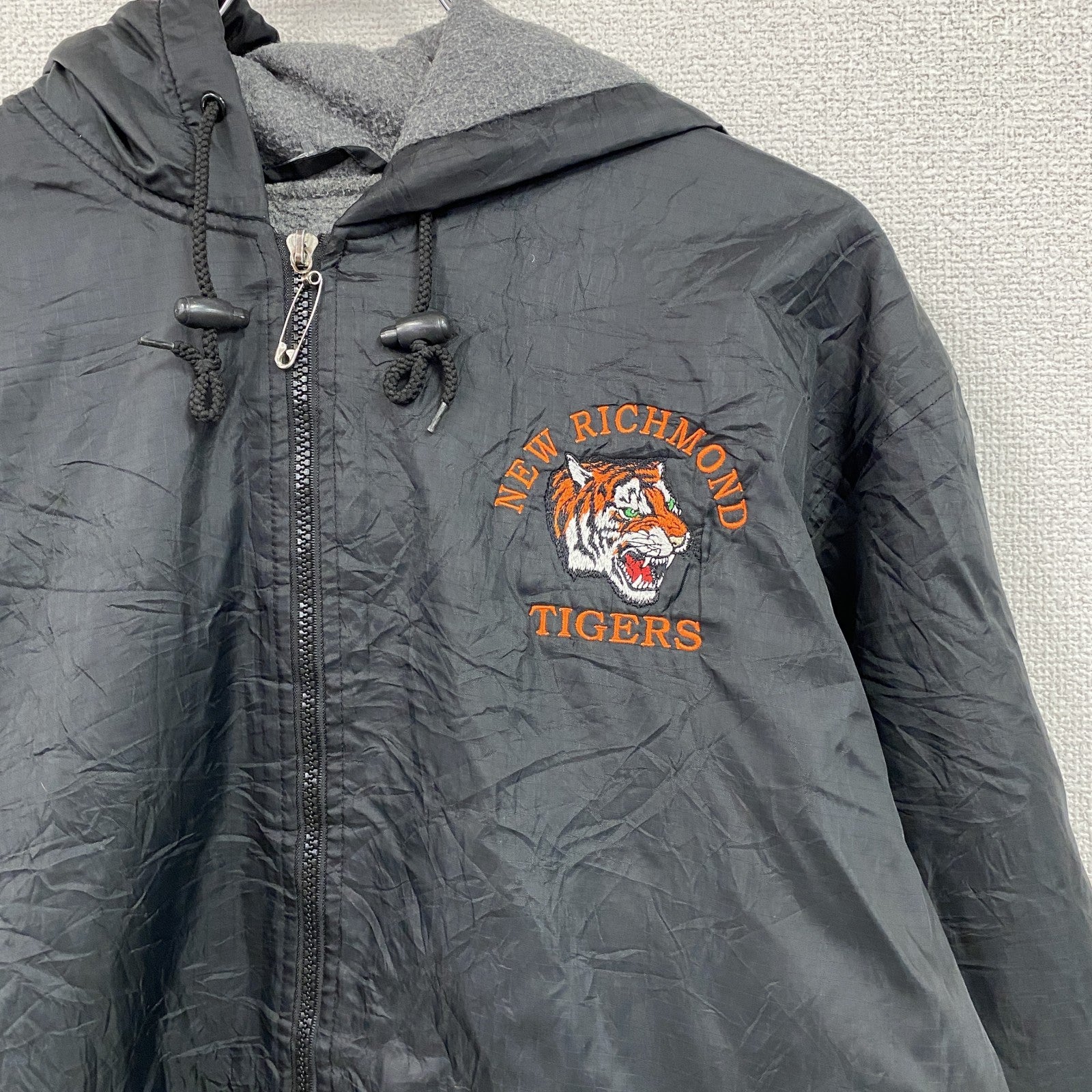 ～90s　GTM SPORTSWEAR　フルジップナイロンジャケット　刺繍ロゴ　アーチプリント　ワンポイント　黒　ブラック　Mサイズ