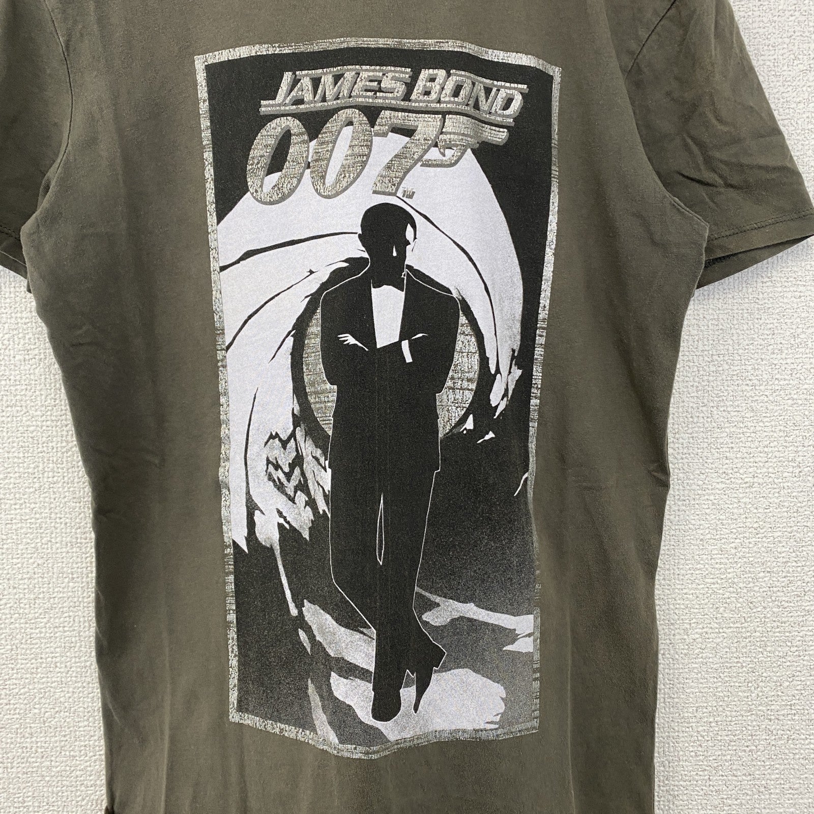 古着 used　JAMES BOND　ジェームズボンド　半袖プリントTシャツ　クルーネック　レトロデザイン　カーキグレー　Sサイズ