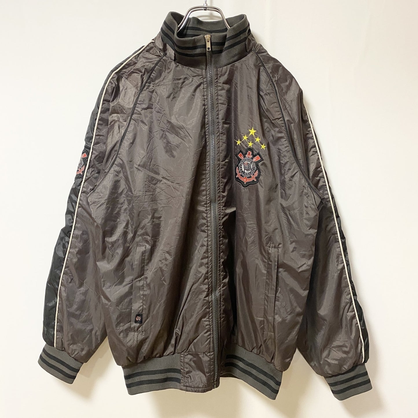 古着 used　コリンチャンス　長袖ハイネックフルジップブルゾン　ポイント刺繡ワッペンジャンパー　ブラウン　レトロデザイン