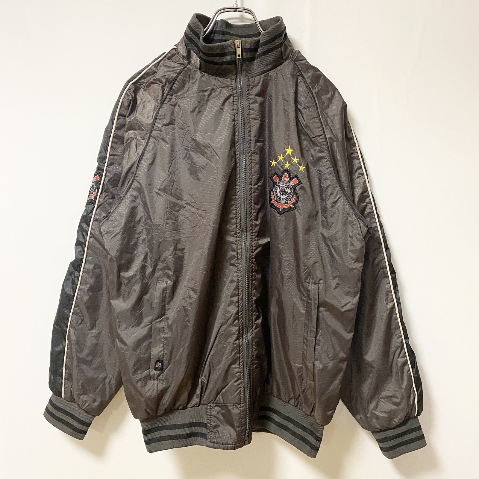 古着 used　コリンチャンス　長袖ハイネックフルジップブルゾン　ポイント刺繡ワッペンジャンパー　ブラウン　レトロデザイン