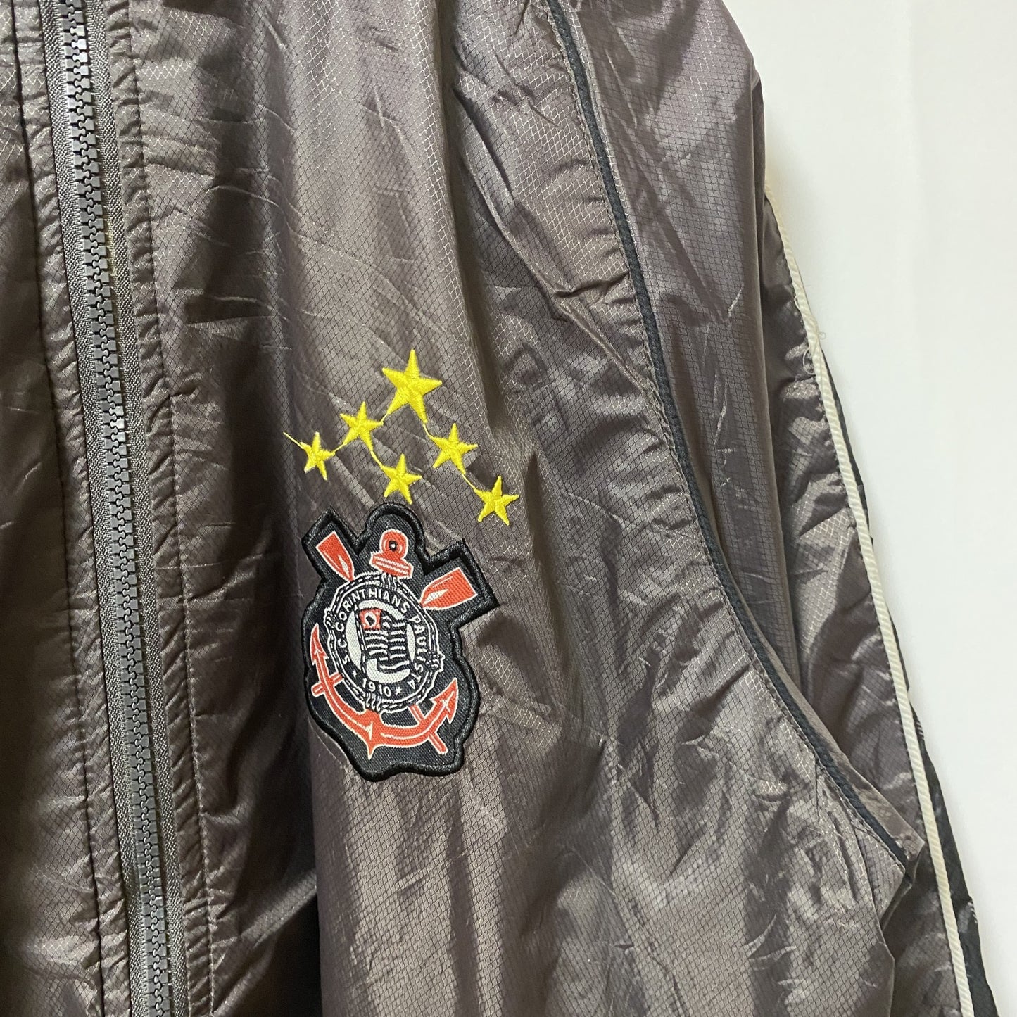 古着 used　コリンチャンス　長袖ハイネックフルジップブルゾン　ポイント刺繡ワッペンジャンパー　ブラウン　レトロデザイン