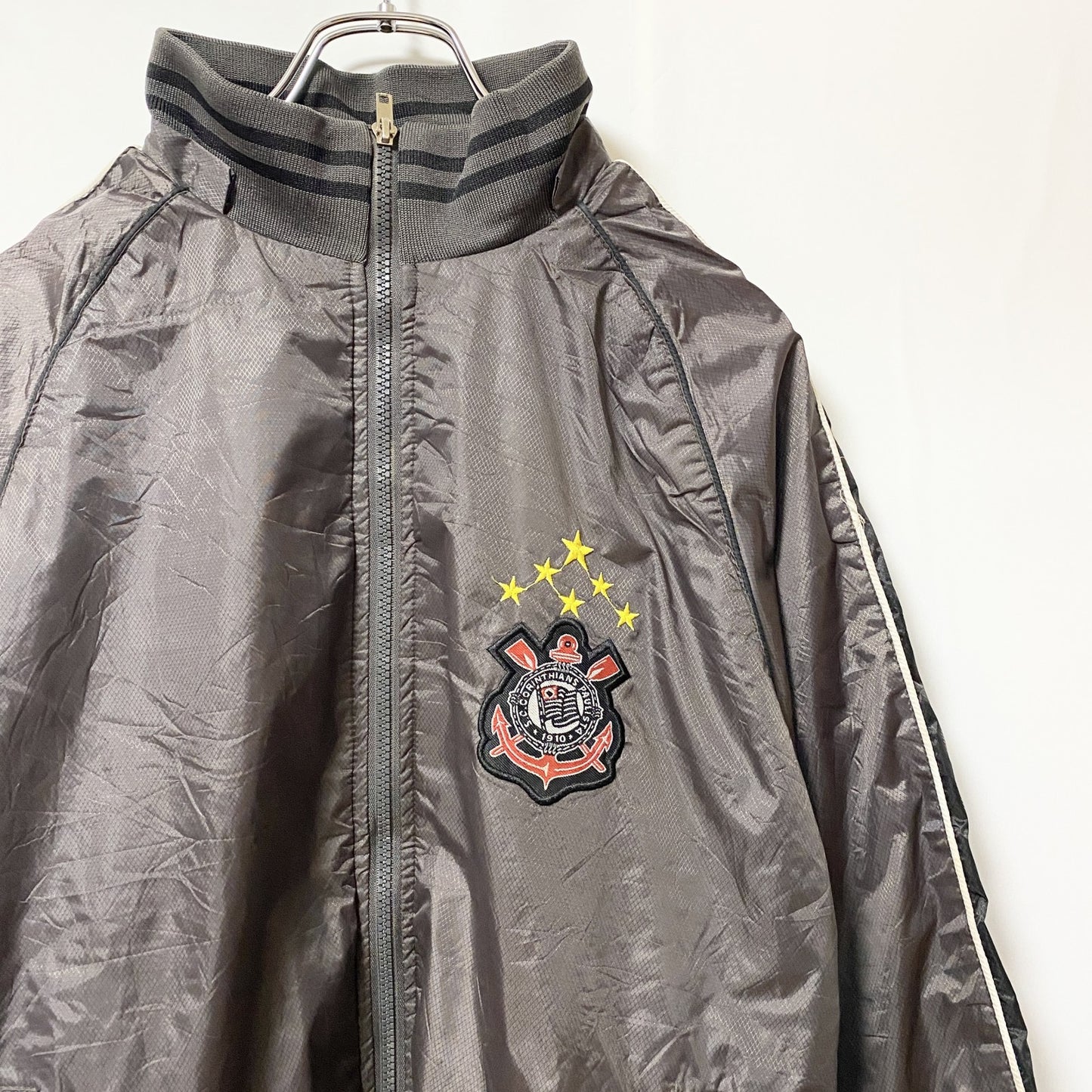古着 used　コリンチャンス　長袖ハイネックフルジップブルゾン　ポイント刺繡ワッペンジャンパー　ブラウン　レトロデザイン