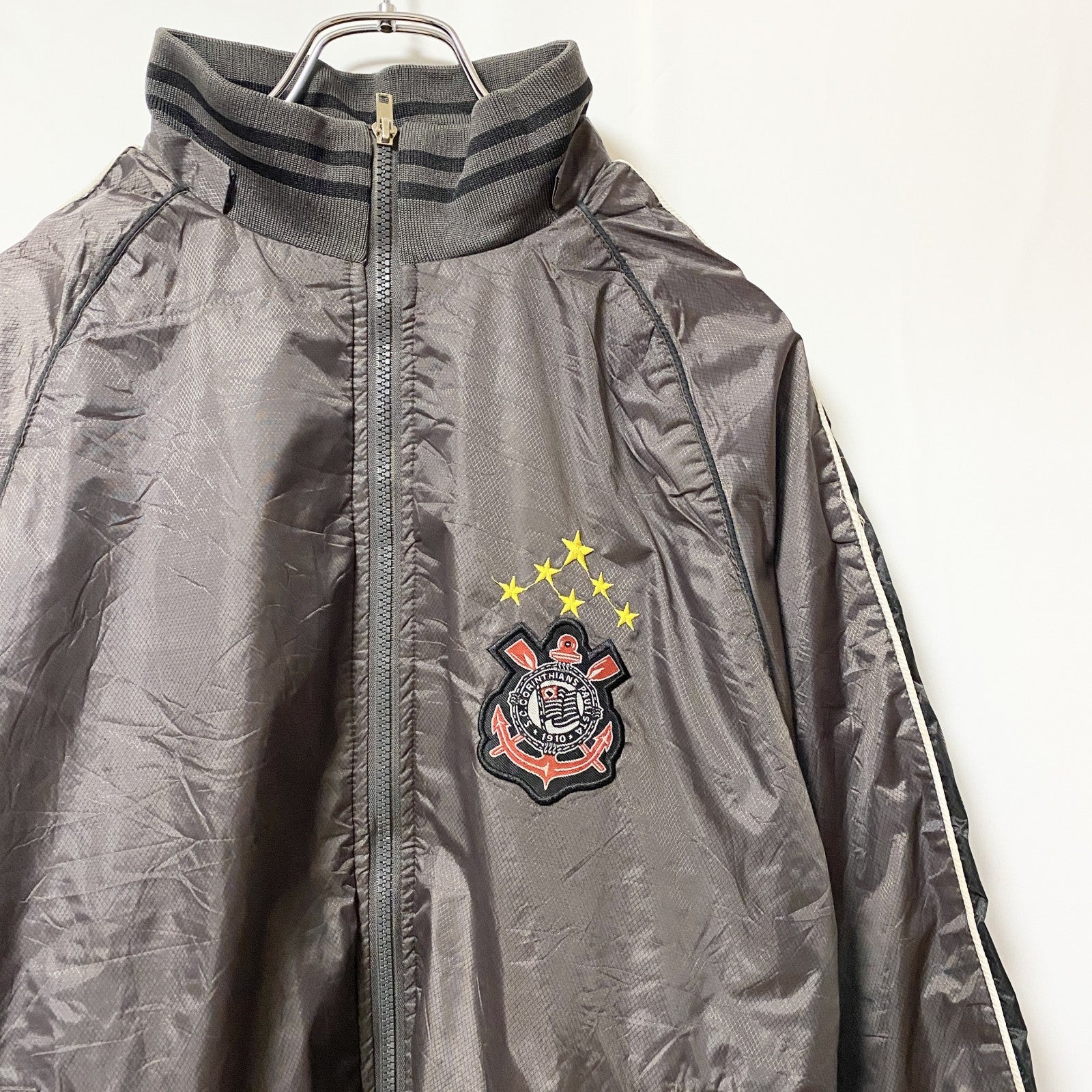 古着 used　コリンチャンス　長袖ハイネックフルジップブルゾン　ポイント刺繡ワッペンジャンパー　ブラウン　レトロデザイン