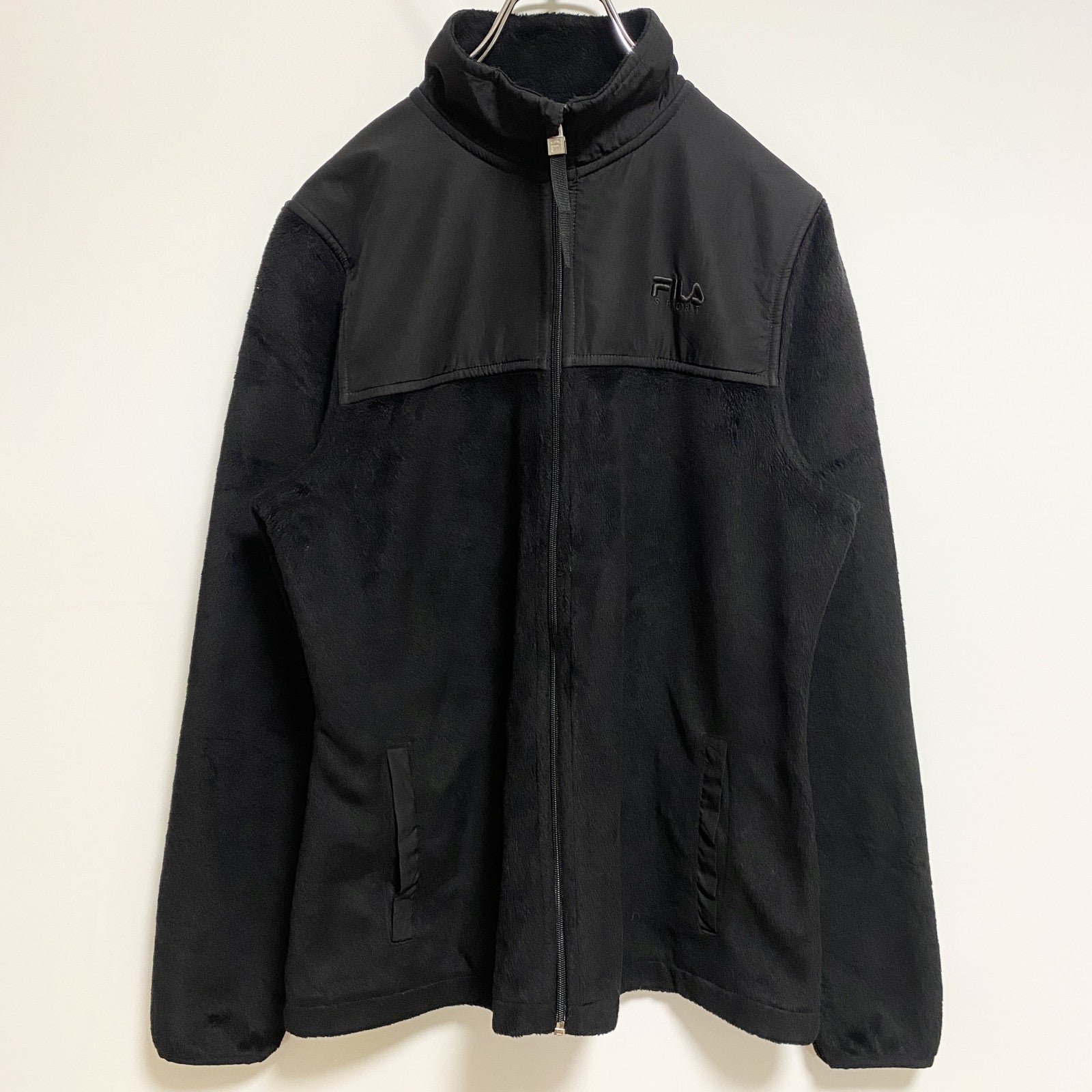 古着 used　FILA SPORT　長袖異素材切替フリースジャケット　ハイネックアウター　ポイント刺繍　黒　ブラック　Mサイズ